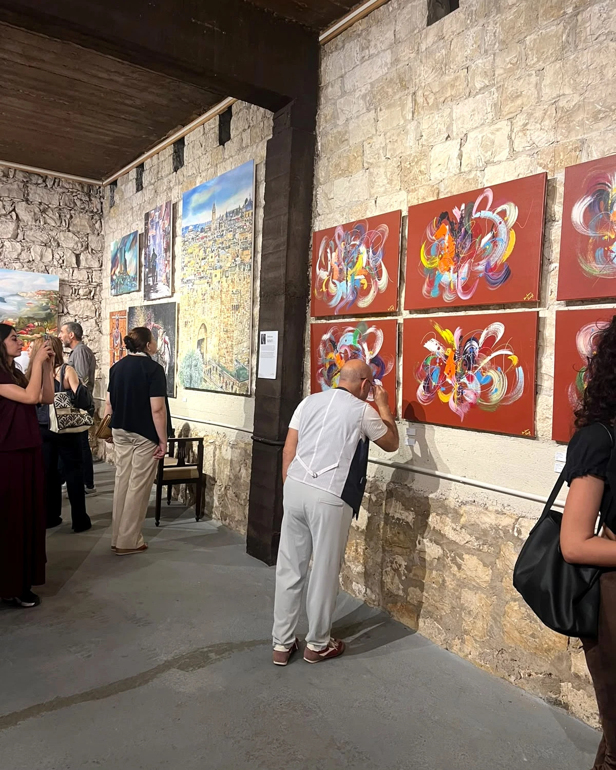 Visitantes descubriendo las obras de la exposición